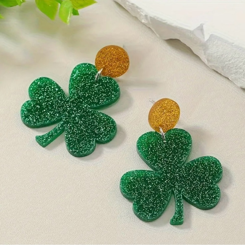 5/$25 ☘️ Green and Gold Glitter Clover Dangle Acrylic Earrings